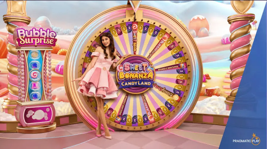 Presentadora de Sweet Bonanza CandyLand junto a la rueda con la máquina de Bubble Surprise a la izquierda